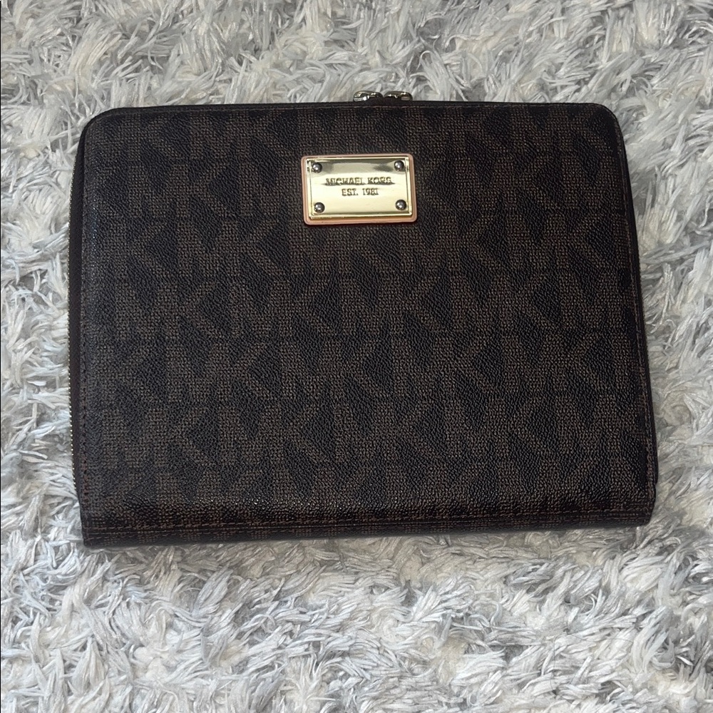 MICHAEL KORS SIGNATURE BROWN IPAD BAG